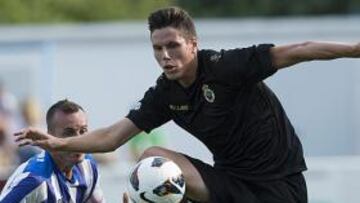 <b>PRESENTACIÓN. </b>El altísimo Yuste ejerció de Busquets en el primer tiempo. Manu Preciado, el hijo de Manolo, no se quiso perder el partido del estreno de Juan Carlos Unzué.