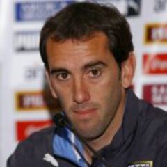 Godín: "La responsabilidad y la presión es de Chile por ser local"