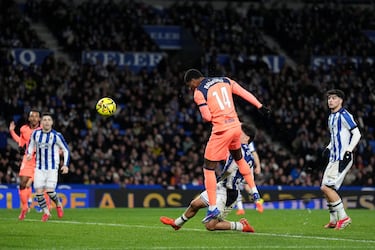 1-1. Centro de Lamine Yamal al segundo palo que encuentra a Marcus Rashford para rematar de cabeza al fondo de la portería de Álex Remiro.