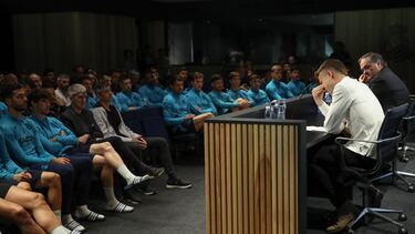 SAN SEBASTIÁN (ESPAÑA), 24/05/2023.- El centrocampista de la Real Sociedad, Asier Illarramendi (2d), comparece este miércoles en el estadio Reale Arena de San Sebastián acompañado de sus compañeros y del presidente del equipo, Jokin Aperribay (d). EFE/Juan Herrero