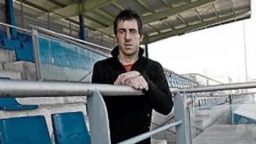 <b>EXPERIENCIA FUERA DE CASA. </b>Lafuente posa en uno de los campos de las instalaciones del Espanyol, el club en el que está cedido.