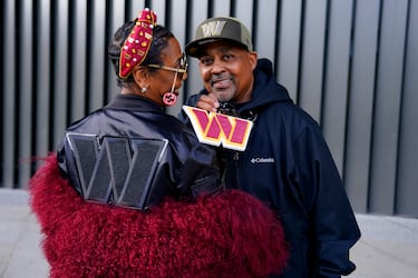 Aficionados de los Washington Commanders posan para una fotografía fuera del estadio antes del partido.