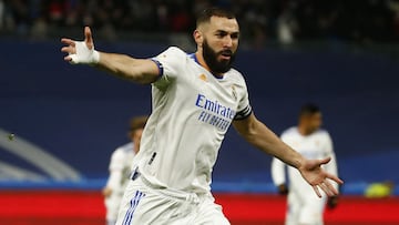 Karim Benzema celebra el primer gol en el derbi ante el Atl&eacute;tico de Madrid.