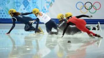 De izquierda a derecha, la sudcoreana Park Seung-Hi, la brit&aacute;nica Elise Christie y la italiana Arianna Fontana caen. mientgras la china Li Jianrou (derecha) sortea el accidente y gana despu&eacute;s el oro. 