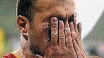 <b>ABATIDO.</b> Manuel Martínez abandonó la pista parisina desolado y con la voz rota.