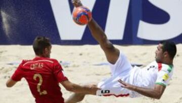 El español Cintas lucha por el balón con el iraní Mohammad Mokhtari