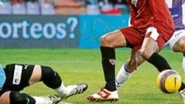 <b>NO SE LE VIO EN ZORRILLA. </b>Sergio Asenjo detuvo con acierto en la única ocasión que tuvo Kanouté. El francés estuvo muy flojo.