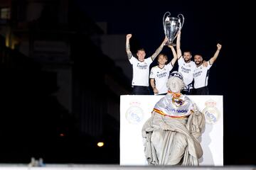 Kroos, Modric, Nacho y Carvajal levantan la 'orejona' en La Cibeles.