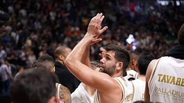 Felipe Reyes y el resto del equipo, saludando a la afición del Real Madrid y al resto del Martín Carpena.