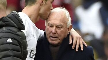 Cristiano ofrece el balón de los cuatro goles al Celta a Agustín Herrerín, delegado de campo.