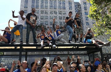 Los Warriors celebran su anillo por las calles de Oakland