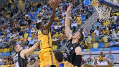 GRA117. LAS PALMAS DE GRAN CANARIA, 14/05/2017.- Los jugadores del Herbalife Gran Canaria y del Retabet Bilbao Baket, Bo McCalebb (i) e Ivan Buba (d) y Javier Salgado, durante el partido perteneciente a la jornada 34 de la Liga Endesa, que ambos equipos han disputado hoy en el Gran Canaria Arena. EFE/&Aacute;ngel Medina G.