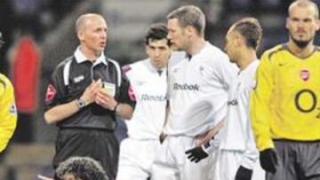 <b>DECEPCIÓN. </b>El Bolton de Iván Campo, arriba en la imagen, propició otra decepción del Arsenal.