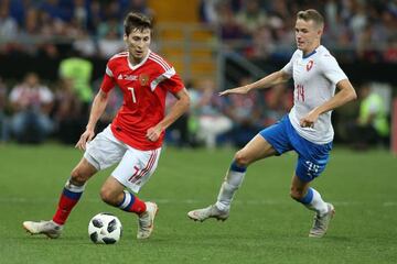 El ruso Daler Kuzyaev conduce el bal&oacute;n ante Jakub Jankto en el amistoso contra la Rep&uacute;blica Checa.