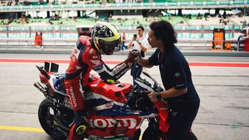 Joan Mir llega al box del Castrol Honda en MotoGP.