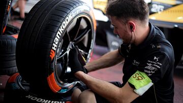 Mecánico de Fórmula E con una neumático de Hankook.