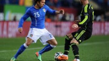 HABILIDOSO. Cerci recorta a Sergio Ramos en el España-Italia disputado en marzo en el Calderón.