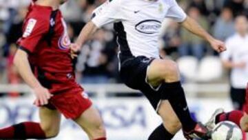 <b>INCURSIÓN. </b>Goikoetxea trata de controlar y llevarse el balón entre Edu Albacar y Salva.