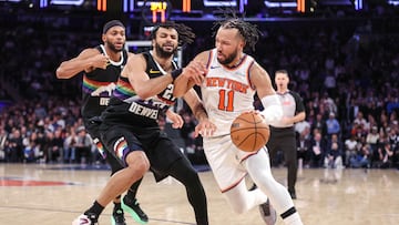 Jalen Brunson dribla ante Jamal Murray durante la segunda prórroga del partidazo del Madison.