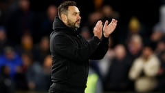 Soccer Football - FA Cup - Fifth Round - Wolverhampton Wanderers v Brighton & Hove Albion - Molineux Stadium, Wolverhampton, Britain - February 28, 2024 Brighton & Hove Albion manager Roberto De Zerbi applauds fans after the match Action Images via Reuters/Andrew Boyers