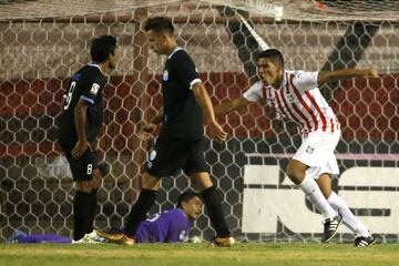 El delantero es hijo del mítico Héctor 'Caldillo' Vega y nació en Perú, cuando su padre jugaba en Hijos de Yurimaguas. Ha hecho gran parte de su carrera en el fútbol peruano, pero su último club fue San Antonio Unido en 2020.