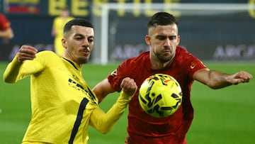 Villarreal's French forward #09 Georges Mikautadze and Valencia's Spanish defender # 03 Jose Copete fight for the ball during the Spanish league football match between Villarreal CF and Valencia CF at La Ceramica Stadium in Vila-real on February 22, 2026. (Photo by JOSE JORDAN / AFP)