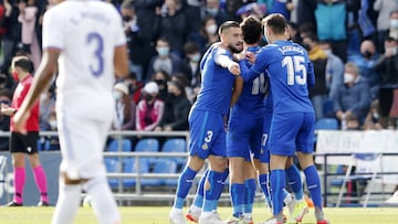 Los jugadores del Getafe celebran el gol que le marcaron al Real Madrid en el Coliseum.