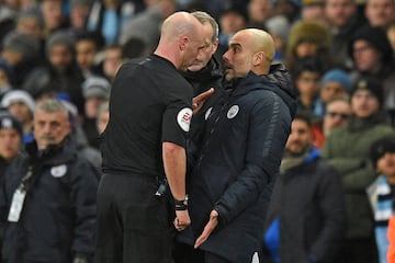 El árbitro Anthony Taylor y Pep Guardiola.