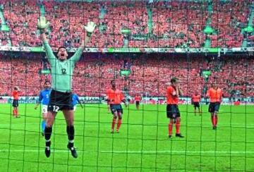 Actuación soberbia de Toldo, que no partía como titular para el torneo, pero la lesión a última hora de Buffon le puso en primera línea. Paró dos penaltis durante el partido y dos más en la tanda para situar a Italia en la final.