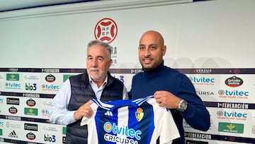 Nafti, entrenador de la Ponferradina, junto al presidente de la Deportiva.