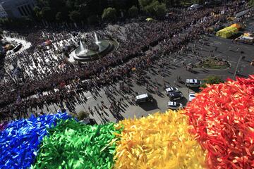 -FOTODELDIA- GRA166. MADRID, 01/07/2017.- Vista desde el Palacio Cibeles de Madrid de la manifestación del Orgullo Gay 2017 que ha partido de la glorieta de Atocha de Madrid para reivindicar la libertad sexual bajo el lema "Por los derechos LGTBI en todo el mundo". EFE/Víctor Lerena