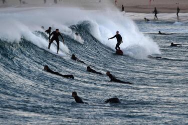 Impresionante imagen en la que se ve a un numeroso grupo de personas practicando surf en la costa de Marouba. Esta playa australiana es una de las preferidas por los amantes de este deporte y está siempre muy concurrida. En ocasiones se disparan las alarmas en el lugar cuando se divisan tiburones.