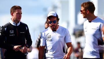 Fernando Alonso, el el paddock de Montreal.