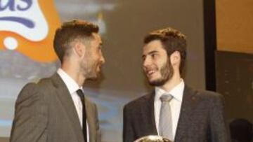 Sergi Vidal y &Aacute;lex Abrines con el t&iacute;tulo de Liga entre ellos.