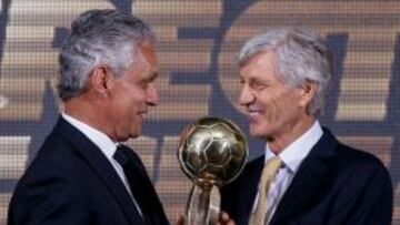 José Pékerman le entregó el premio del mejor director técnico a Reinaldo Rueda, DT de Atlético Nacional