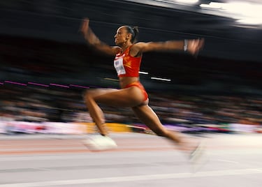 La atleta nacida en Ribeira, con esta medalla ya tiene en su haber seis medallas de gran calado internacional: bronce olímpico en los Juegos de Tokio (2021), bronce mundial indoor (2018), oro (2019) y plata (2021) europea indoor, bronce continental al aire libre (2018)... a lo que hay que sumar el bronce de hoy en Glasgow.