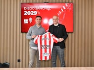 10-12-25. DIEGO SÁNCHEZ, CON EL PRESIDENTE EJECUTIVO DAVID GUERRA, TRAS FIRMAR SU RENOVACIÓN HASTA 2029.