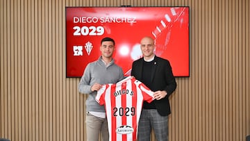 10-12-25. DIEGO SÁNCHEZ, CON EL PRESIDENTE EJECUTIVO DAVID GUERRA, TRAS FIRMAR SU RENOVACIÓN HASTA 2029.