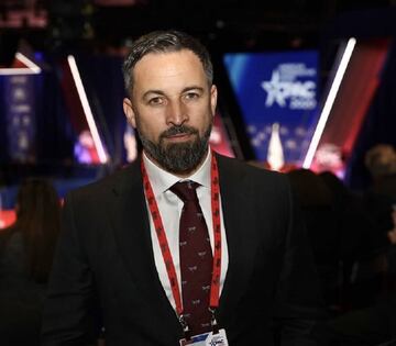 El l¨ªder de la formaci¨®n Vox anunci¨® que hab¨ªa dado positivo al poco de que lo hiciera el secretario general del partido, Javier Ortega Smith. Tras solo una semana de cuarentena, el pol¨ªtico inform¨® a trav¨¦s de las redes sociales que se hab¨ªa vuelto a hacer la prueba y hab¨ªa dado negativo.