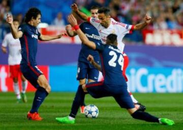El delantero brasileño del Benfica Jonas Oliveira intenta controlar el balón entre el portugués Tiago Mendes, Gabi Fernández  y el uruguayo José María Giménez , del Atlético de Madrid.