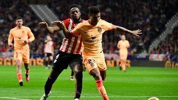 Reinildo Mandava tapa un intento de Iñaki Williams en el Atlético-Athletic.