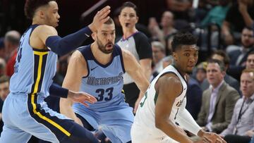 GFX02. SALT LAKE CITY (EE.UU.), 30/03/2018.- Dillon Brooks (i) y Marc Gasol (c) de los Memphis Grizzlies disputan un bal&oacute;n con Donovan Mitchell (d) de Utah Jazz hoy, viernes 30 de marzo de 2018, durante un partido de la NBA, entre los Utah Jazz y l