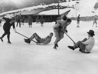 Práctica de invierno inusual en el que los participantes se deslizan por pendientes cubiertas de nieve sentados sobre palas de nieve tradicionales, alcanzando velocidades que superan los 112 km/h.