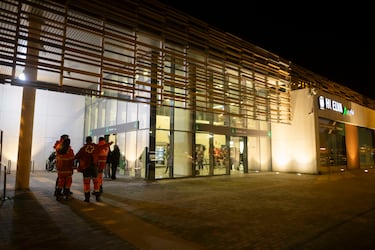 Familiares de los pasajeros del tren procedente de Puerta de Atocha y con destino Huelva, acuden a la estación de trenes de Huelva.