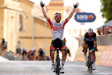 El italiano Diego Ulissi sumó su séptima victoria en el Giro tras ser el más fuerte en la cota final. 