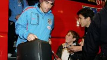 <b>EXPECTACIÓN. </b>Un buen número de aficionados esperaron la llegada del Atlético a su hotel en Almería. Tiago fue de los más solicitados.