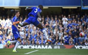 Kurt Zouma celebra el gol que le anotó a Arsenal de cabeza.
