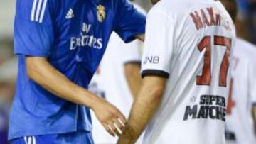 Kaká se saluda con Maxwell después del partido.