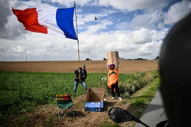 Espectador con una cesta improvisada para atrapar los bidones de los ciclistas durante la tercera etapa de la 112.ª edición del Tour de Francia entre Valenciennes y Dunkerque