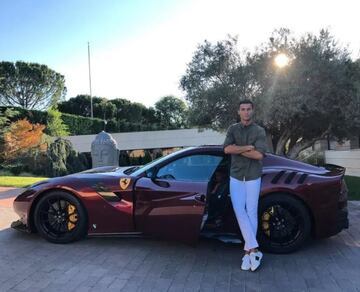 No pod¨ªan faltar los Ferrari en la colecci¨®n de Cristiano Ronaldo. El ¨²ltimo en llegar fue el F12 TDF en 2017, cuando el luso adquiri¨® uno de los 799 coches que hay en todo el mundo. Adem¨¢s de presumir de casa, el exdelantero madridista tambi¨¦n lo luci¨® en m¨¢s de una ocasi¨®n en redes durante su estancia en Madrid. Como sucede con otros veh¨ªculos, de esta marca italiana cuenta con uno en color blanco y otro en granate, cada uno rondando los 400.000 euros.